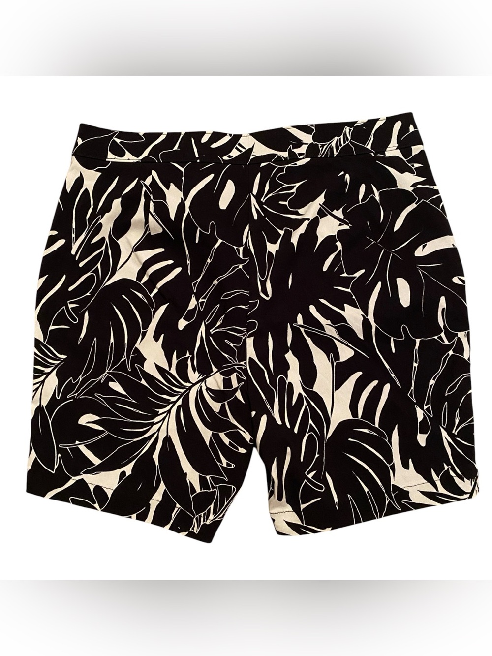 Rafaella NWT Black & White Floral Stretch Shorts, Size 14 - Picture 2 of 8